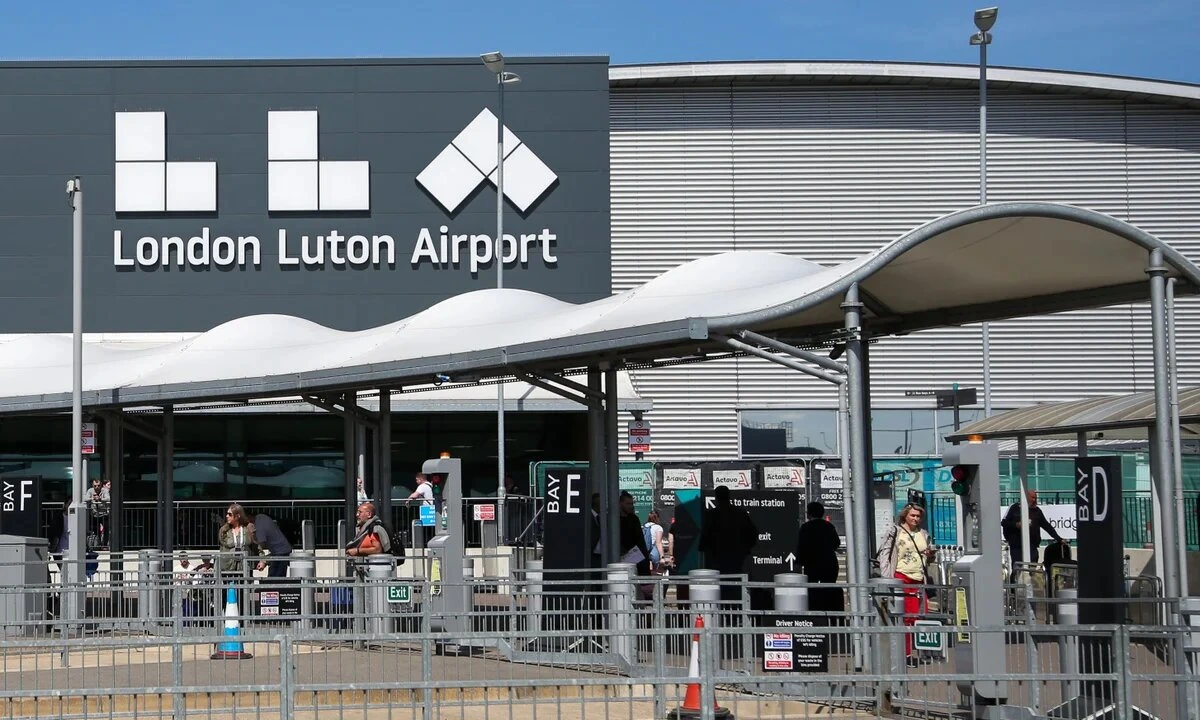 London Luton Airport minibus hire